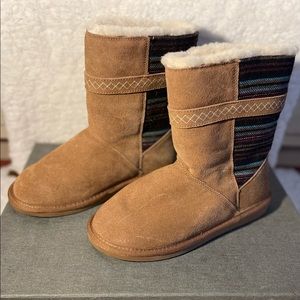 Minnetonka lamb skin W boots size 9.